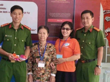 Bà cụ nhặt ve chai trả lại túi vàng cho người vứt nhầm vào thùng rác