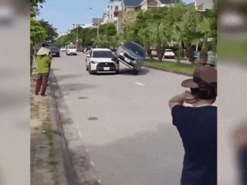 Clip: Xe SUV 'gác chân' lên ô tô khác trên đường