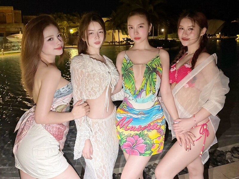 Mới đây, cư dân mạng được dịp thích thú trước hình ảnh chụp chung đầy quyến rũ của bộ tứ mỹ nhân đình đám showbiz Việt bao gồm Hạnh Sino, Ngọc Thanh Tâm, DJ Mie và Dương Hoàng Yến tại một hồ bơi rộng lớn rất sang chảnh về đêm.