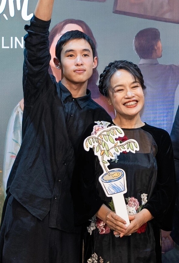 Bùi Thạc Phong là con trai thứ hai của nghệ sĩ Tú Oanh và đạo diễn Bùi Thạc Chuyên.
