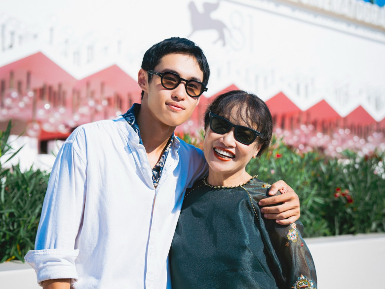 Nhân vật của nghệ sĩ Tú Oanh và Bùi Thạc Phong không có cảnh quay chung và được phát triển hoàn toàn riêng biệt.