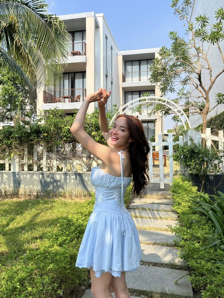Đôi mắt to tròn và vầng trán thông minh không thay đổi theo thời gian.