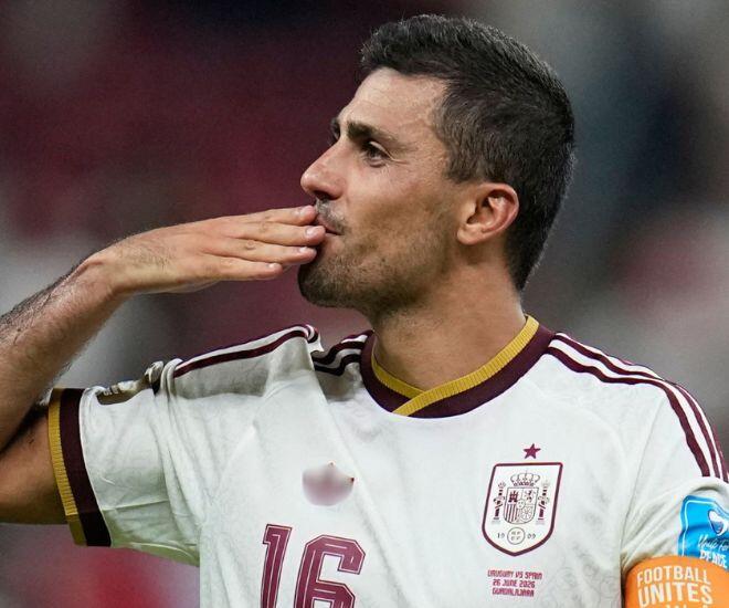 Dẫn dắt đội hình tuyển Tây Ban Nha là tiền vệ Rodrigo Hernández Cascante – chủ nhân Quả Bóng Vàng 2024.