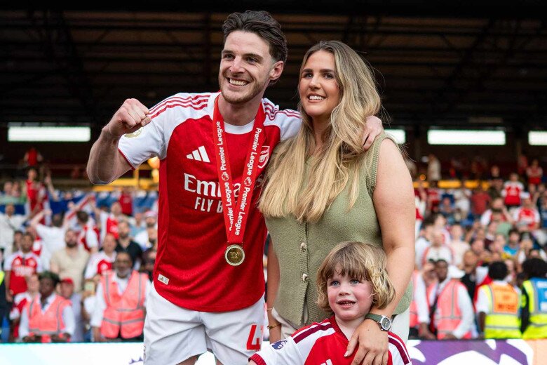 Declan Rice còn được lòng người hâm mộ nhờ chuyện tình đẹp như cổ tích với cô bạn gái gắn bó từ thời trung học - Lauren Fryer.