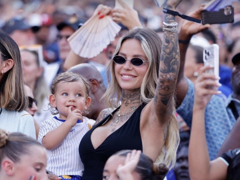 Theo Hernandez chia sẻ bức ảnh khi bạn gái đang cổ vũ dưới khán đài.