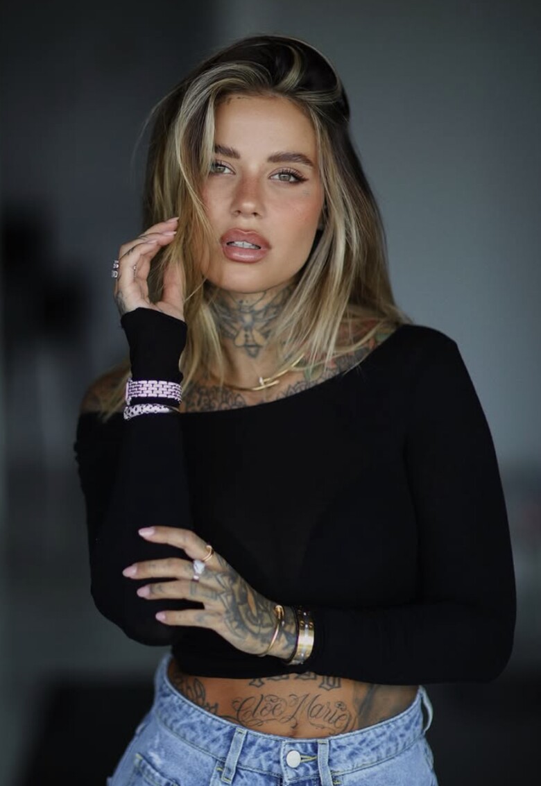 Zoe Cristofoli là người mẫu, DJ, doanh nhân người Ý.