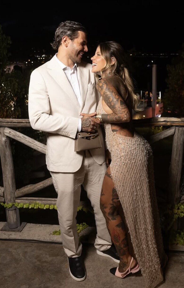 Theo Hernandez theo đuổi Zoe suốt một thời gian dài.
