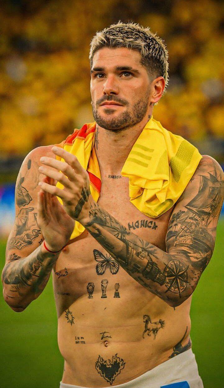 Tên Tini được xăm ở vị trí trên rốn Rodrigo.