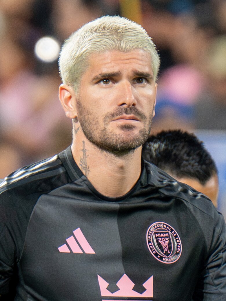 Bên cạnh biệt danh vệ sĩ của Messi, Rodrigo còn được biết đến với danh xưng “cầu thủ đẹp trai nhất World Cup 2026”.