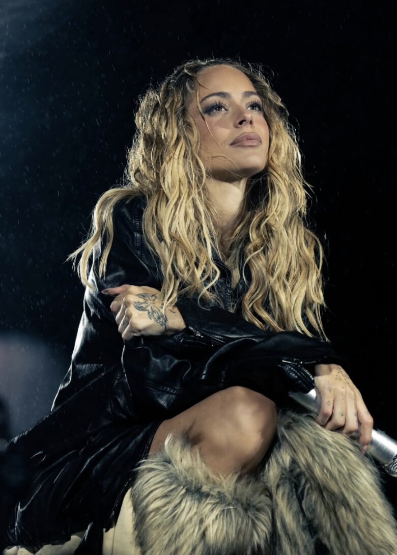 Tini lớn lên trong gia đình giàu truyền thống nghệ thuật ở thủ đô Buenos Aires, Argentina.