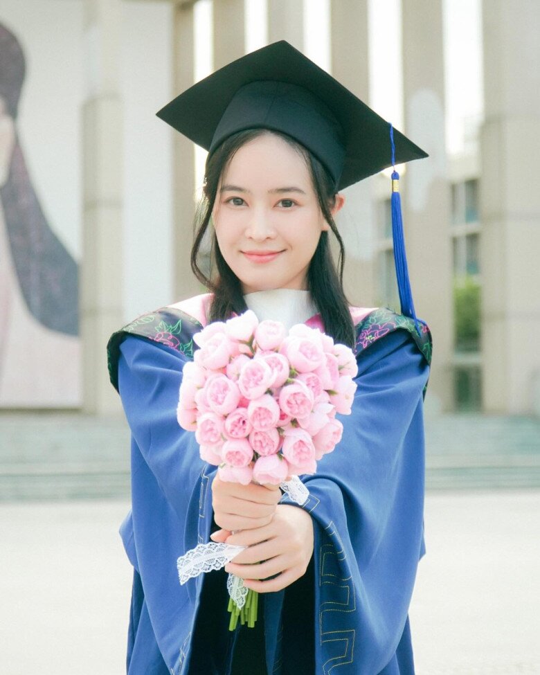 Cô sang Trung Quốc du học và đã tốt nghiệp Thạc sĩ chuyên ngành Lý luận và thực hành đạo diễn tại Học viện Hý kịch Trung ương (Bắc Kinh).