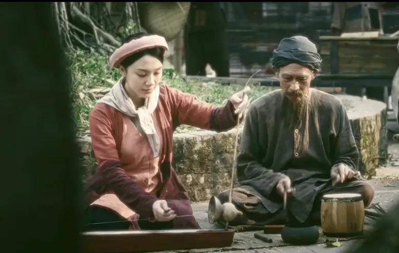 Hình ảnh cây đàn bầu và tiếng đàn trở thành sợi dây xuyên suốt bộ phim, biểu tượng của bản sắc Việt và khát vọng tự do. Phần lớn ngoại cảnh được quay trực tiếp tại Côn Đảo, góp phần tăng tính chân thực cho cốt truyện.