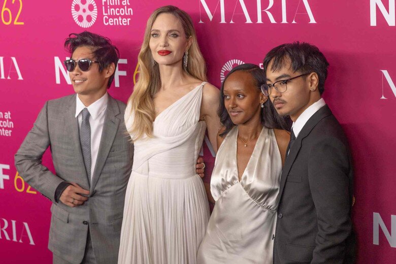 Hiện chỉ có Pax Thiên (ngoài cùng bên trái) giữ họ kép Jolie-Pitt.