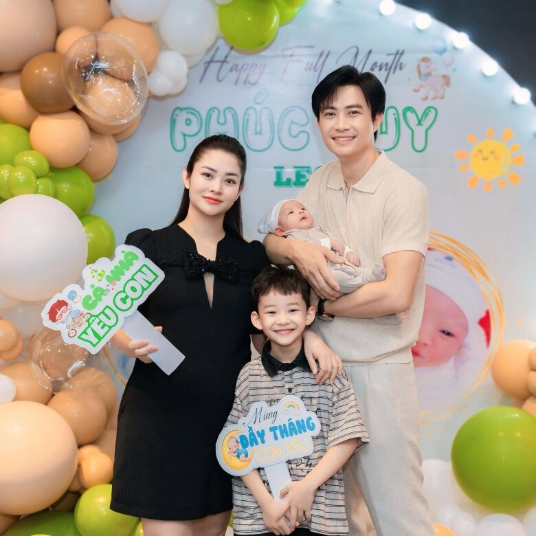 Cặp đôi vừa chào đón thành viên mới.