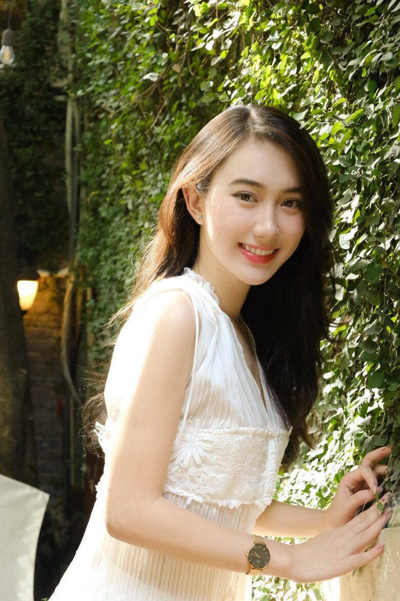 Cô là thủ khoa đầu vào chuyên ngành Diễn viên Kịch - Điện ảnh - Truyền hình, khoa Sân khấu của Trường Đại học Sân khấu - Điện ảnh Hà Nội.