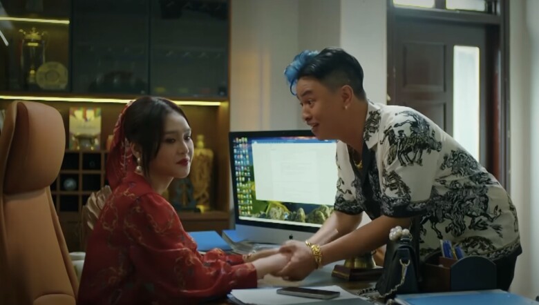 Ở văn phòng, anh hiếm khi ngồi vào ghế Phó Giám đốc mà luôn nhường chỗ cho vợ.