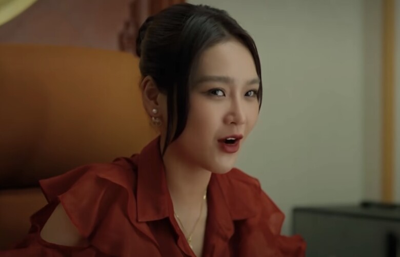 Cù Thị Trà được khen đóng đạt, duyên dáng và hài ngầm.