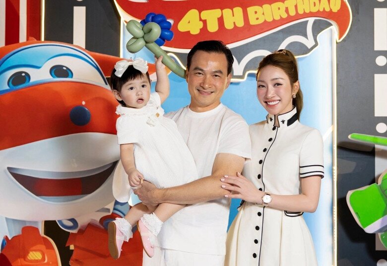 Cựu diễn viên viên mãn bên vợ đẹp con xinh.