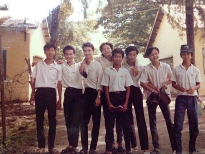 Anh cùng bạn bè hồi học cấp 3.
