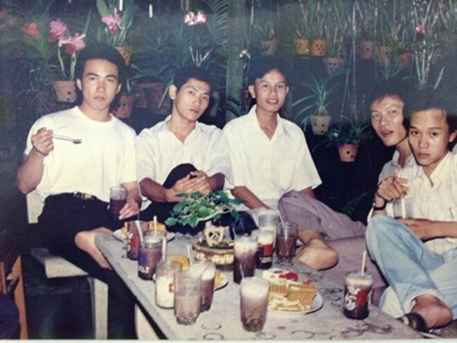 Chi Bảo hồi sinh viên (người đầu tiên từ trái sang).