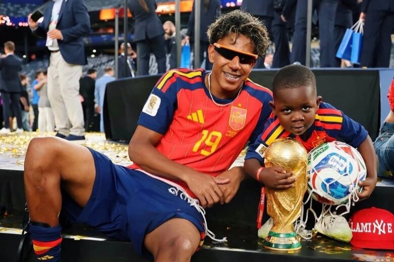 Khoảnh khắc 2 anh em Lamine Yamal cùng nâng chiếc cúp vàng FIFA sau đó đã nhanh chóng lan truyền khắp các nền tảng mạng xã hội.
