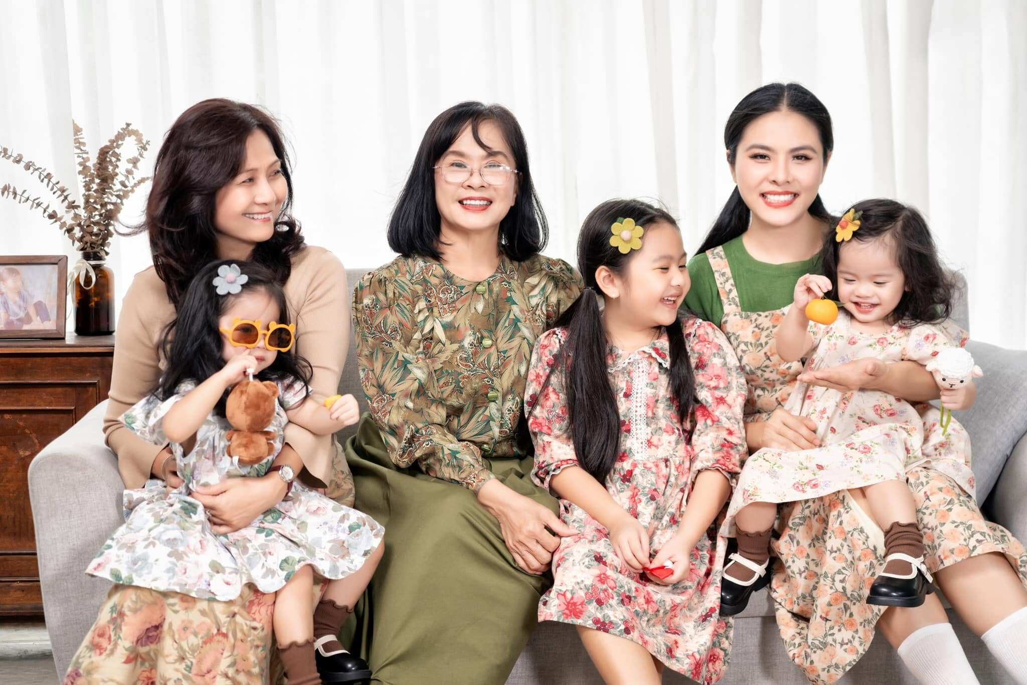 Mẹ Vân Trang vui tươi bên con cháu và bà thông gia.