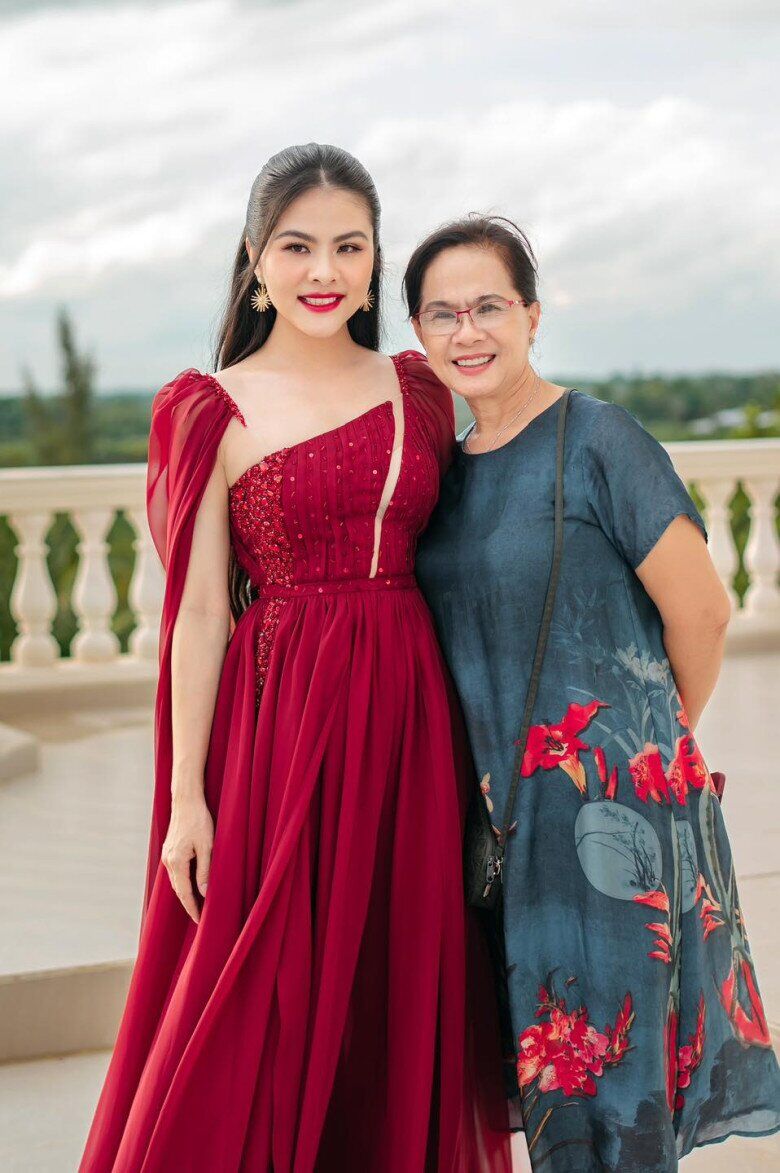 Vân Trang ngưỡng mộ sức bền đáng nể của mẹ, thừa nhận không làm được như mẹ.