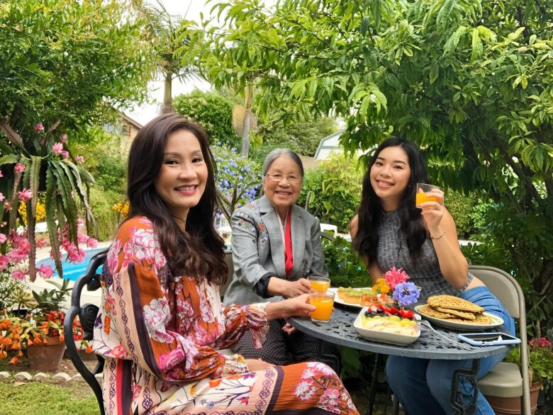 Hồng Đào vui vẻ với cuộc sống độc thân, có mẹ và các con của mình yêu thương.