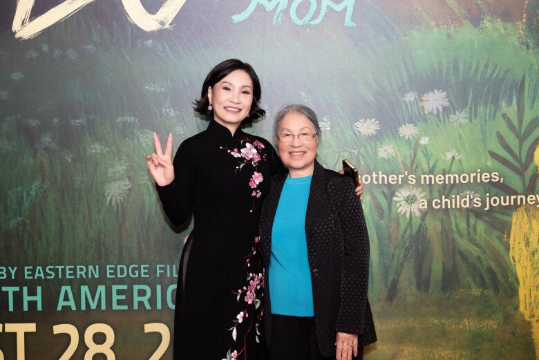 Hồng Đào bên mẹ trong buổi công chiếu phim vào năm ngoái. Cô bày tỏ: Lần đầu tiên bà ngoại đi premiere phim của con gái mình đóng.