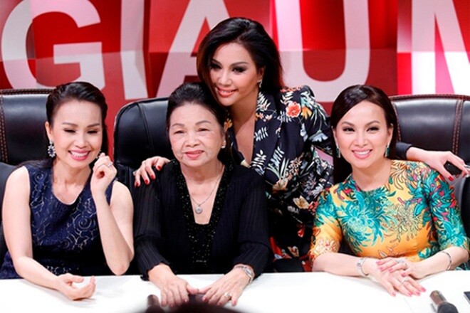 3 chị em Cẩm Ly, Hà Phương, Minh Tuyết bên mẹ.