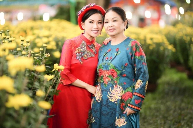 Nay bà hạnh phúc vì con cái thành đạt, yên ấm.