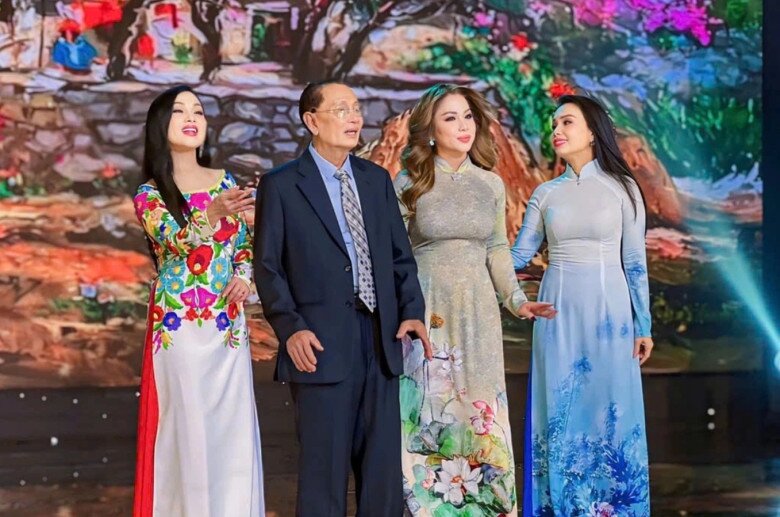 Giống như vợ, nhạc sĩ Trần Quang Hiển cũng rất tự hào vì các con.