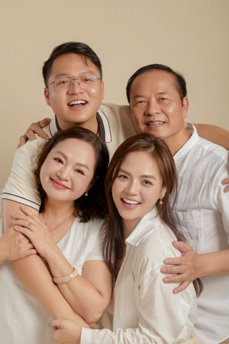 Cô bé Hà Nội mắt to, mặt bầu bĩnh lớn lên đi thi Hoa hậu Việt Nam, nay là amp;#34;bà trùm khét tiếngamp;#34; trên VTV - 11