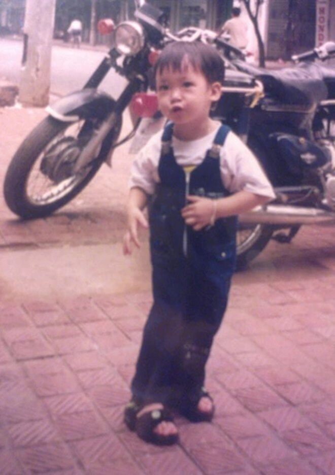 Hồi nhỏ, cô hay diện phong cách tomboy hóm hỉnh.