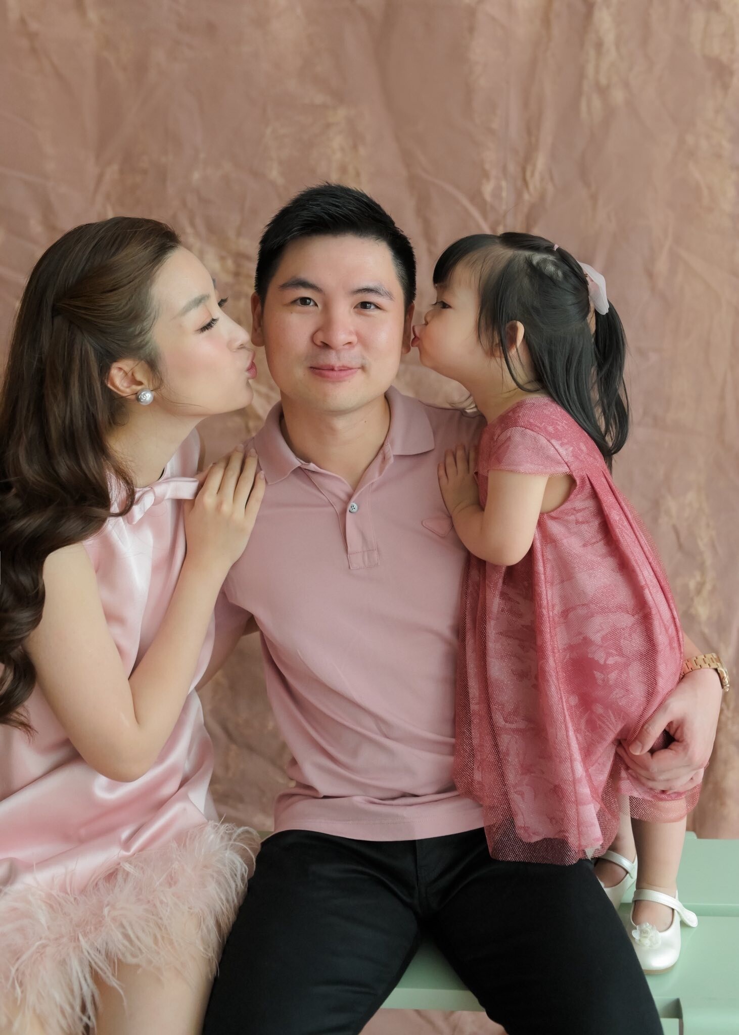 Cô bé Hà Nội trông y hệt con trai, lớn lên đăng quang Hoa hậu, lấy chồng giàu ở dinh thự bề thế 6 tầng - 14