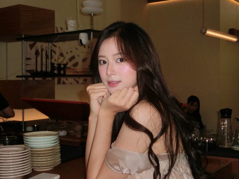 Gương mặt thanh tú với các đường nét nhỏ nhắn, đôi mắt tròn xoe cùng nụ cười rạng rỡ giúp cô nàng dễ dàng ghi điểm trong mọi khung hình, được netizen nhận xét như búp bê sống.