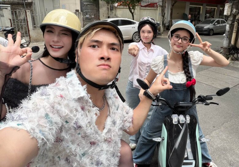 Nhân vật Phương Ly (đeo kính) trong hậu trường 1 cảnh quay Mùa Hè Năm Ấy.