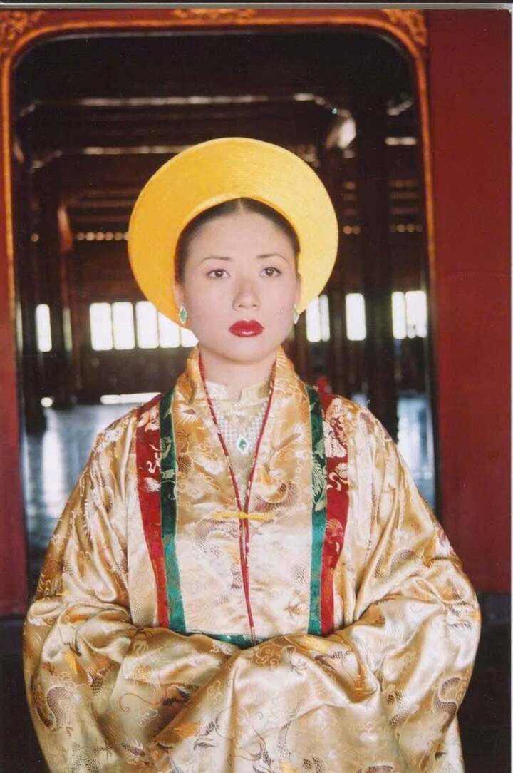 Nữ nghệ sĩ giống nguyên mẫu từ ánh mắt đượm buồn đến góc nghiêng đài các.