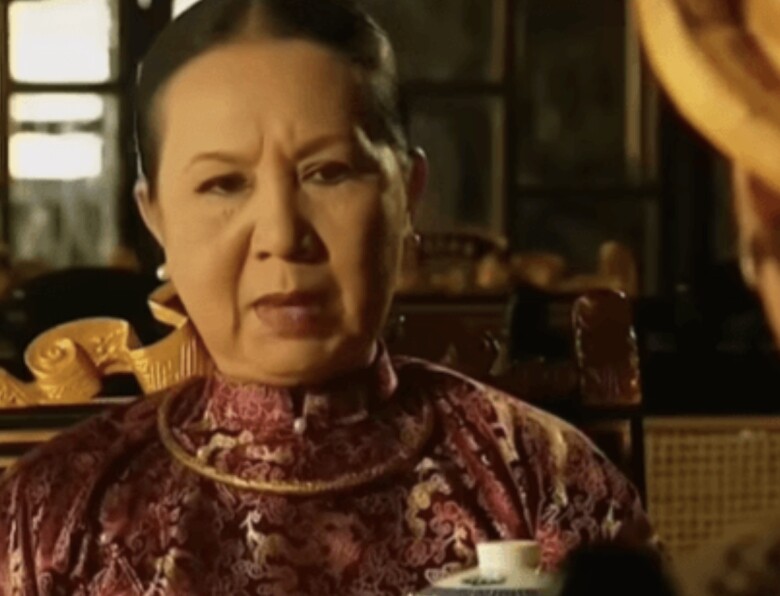 NSƯT Hồng Vân ghi dấu ấn khi vào vai Đức Từ Cung Hoàng thái hậu - mẹ Vua Bảo Đại ở tuổi 55.