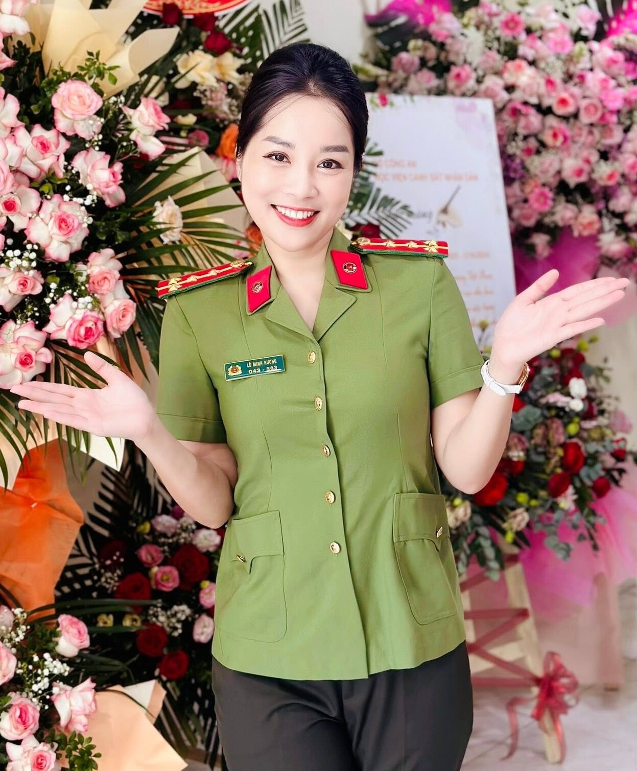 Việc được khoác lên mình bộ quân phục màu xanh thiêng liêng là một niềm tự hào vô bờ bến, bởi ở đó cô được làm việc trong một môi trường chính quy, kỷ luật và mang những thông tin chính thống, hữu ích nhất đến với người dân.