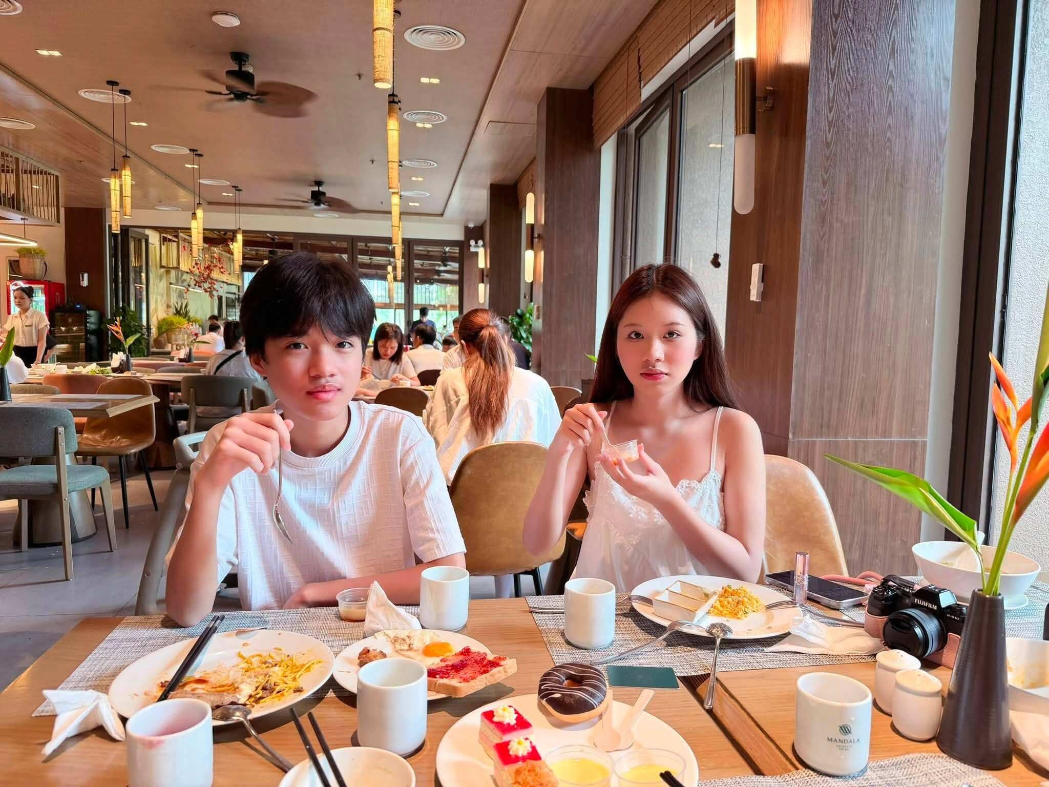 Nhiều khán giả đã trầm trồ nhận xét rằng trông Minh Hương đứng cạnh các con chẳng khác nào 3 chị em vì cô quá đỗi trẻ trung, sành điệu.
