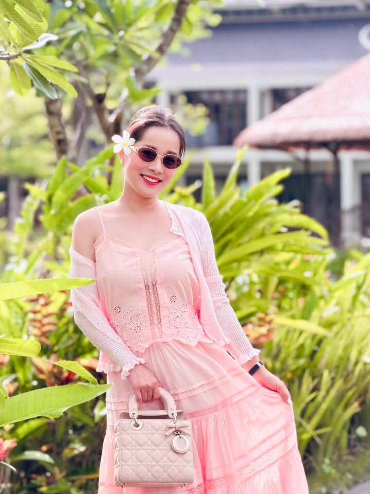 Nói về ngã rẽ đặc biệt này, Minh Hương từng bộc bạch rằng mỗi công việc đều mang đến cho cô những trải nghiệm vô giá để khám phá giới hạn của bản thân.