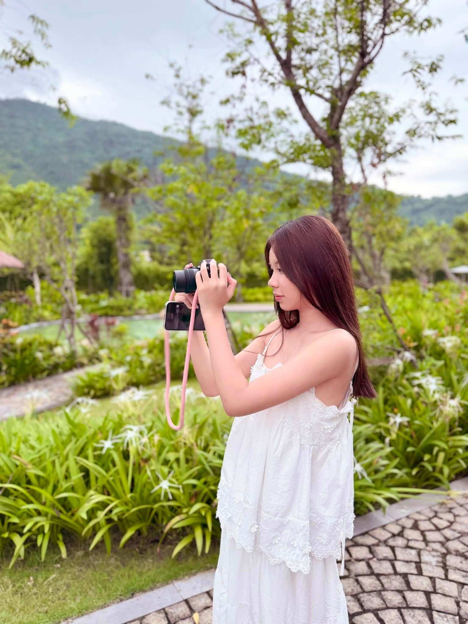 Đáng chú ý, chiều cao nổi trội của cậu con trai và nét xinh xắn, dịu dàng của cô con gái lớn khi đứng cạnh người mẹ có vóc dáng nhỏ nhắn, gương mặt thanh tú đã tạo nên một khung hình vô cùng đặc biệt.