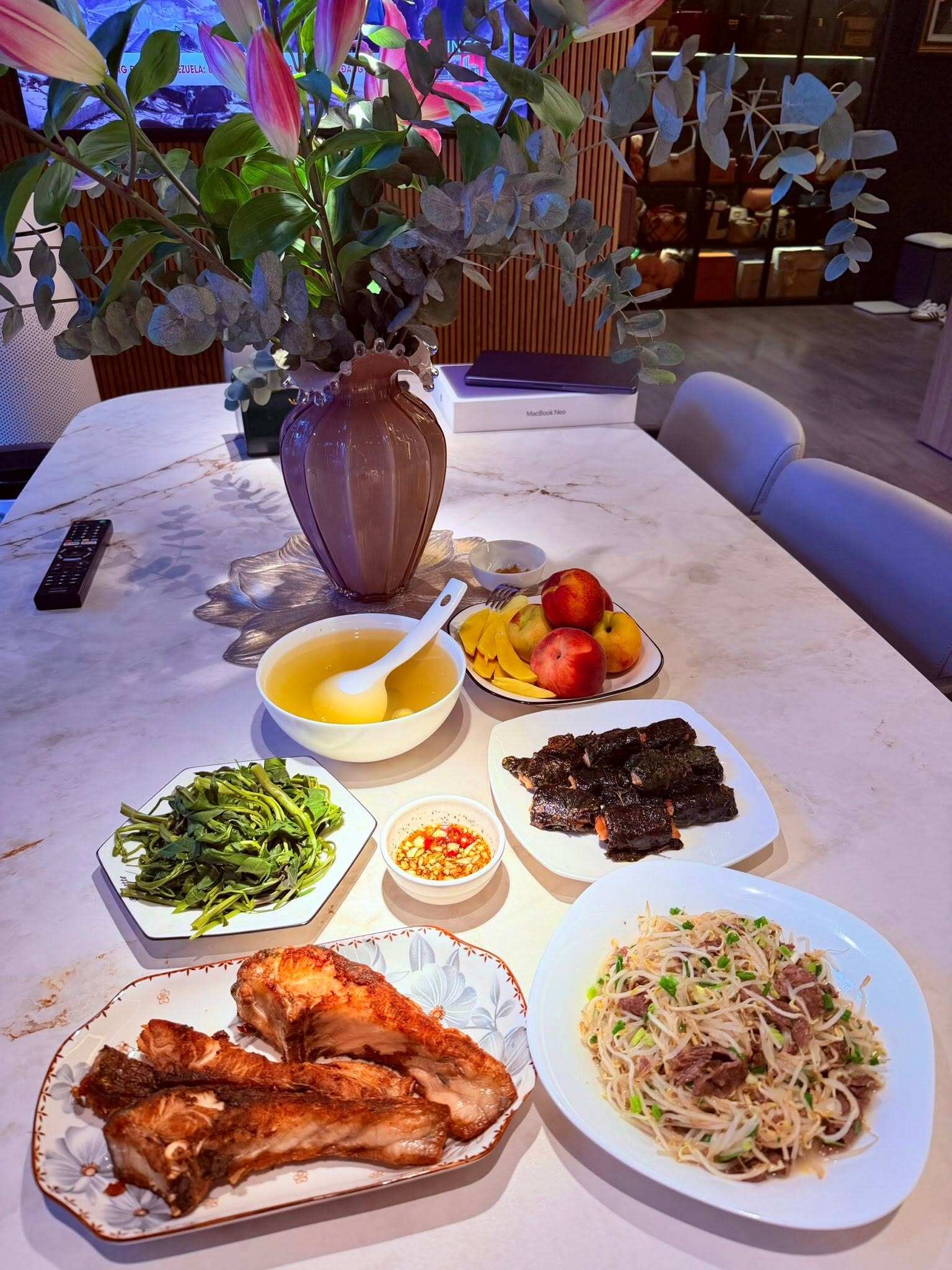 Nữ diễn viên cũng là một người phụ nữ đảm đang, yêu thích việc bếp núc. Cô thường xuyên tự tay chuẩn bị những mâm cơm gia đình giản dị nhưng thơm ngon, đủ đầy dinh dưỡng.