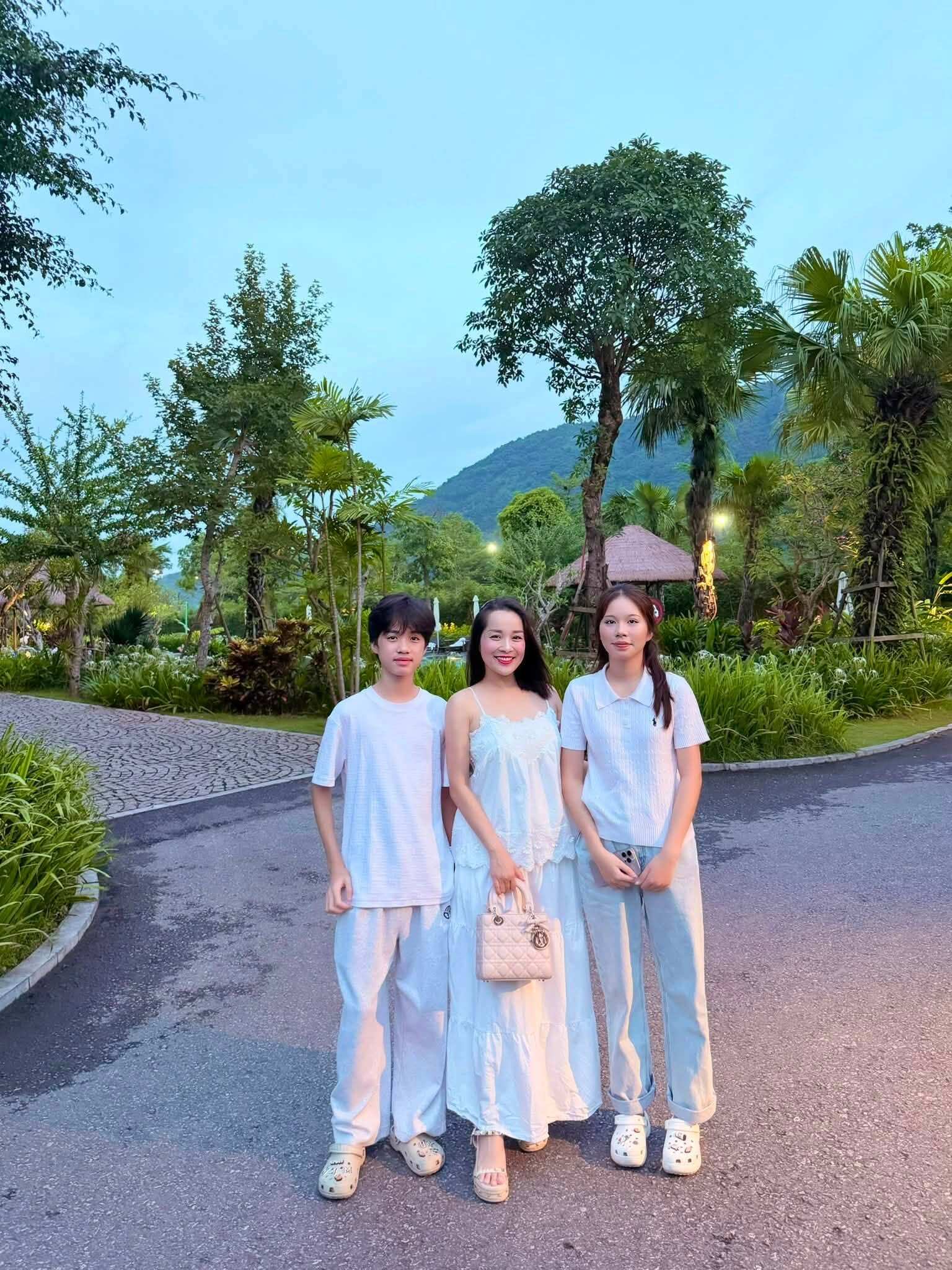 Nữ Đại úy đóng phim nổi tiếng cả nước nay 40 tuổi đẹp tràn đầy sức sống, đứng bên con như 3 chị em - 14