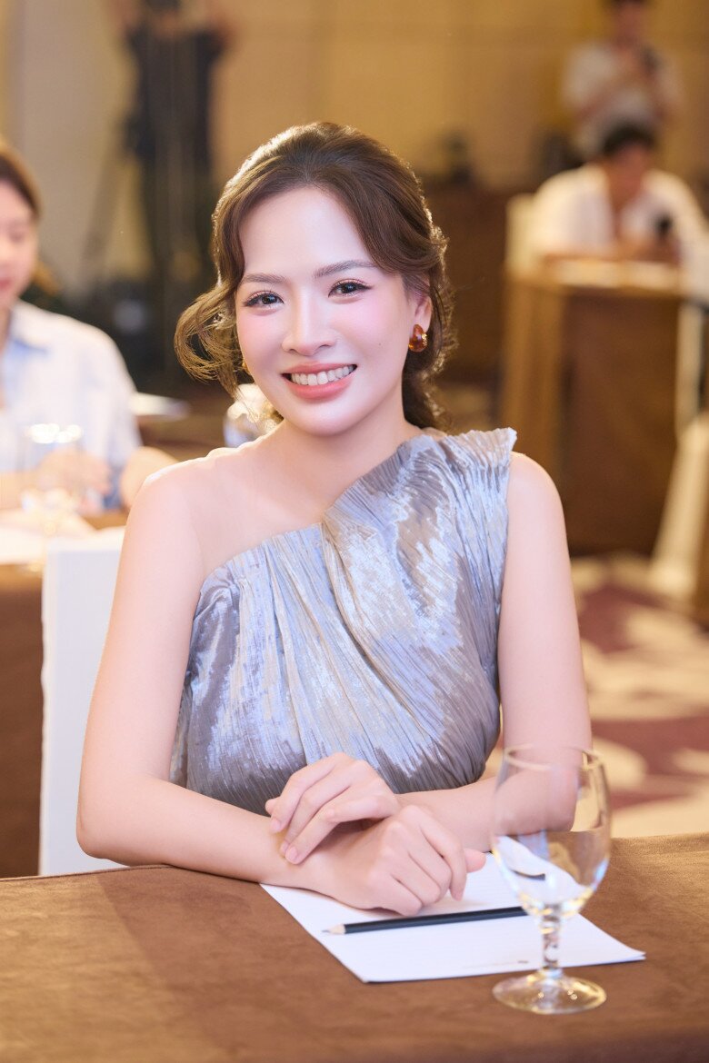 Ông xã và 2 con bất ngờ khi hay tin Đan Lê nhận vai một người phụ nữ là thành viên đội bóng đá.