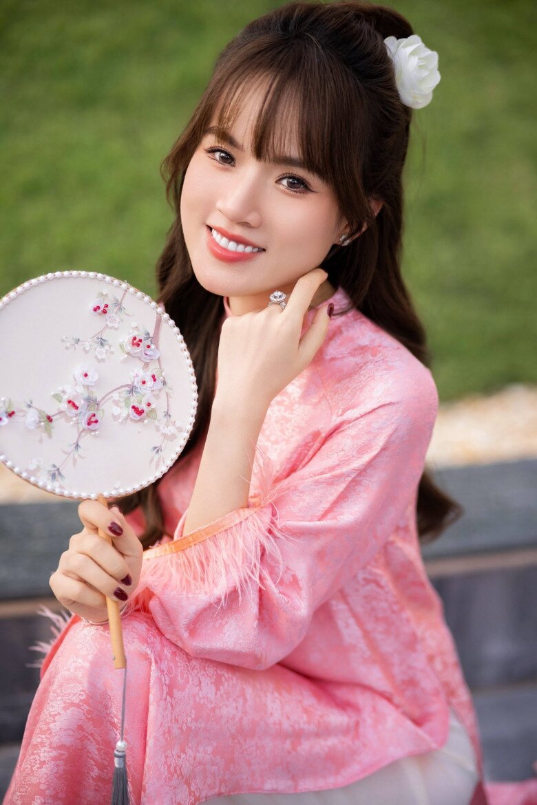 Cô chọn lối sống kín đáo, lánh khỏi thị phi showbiz.