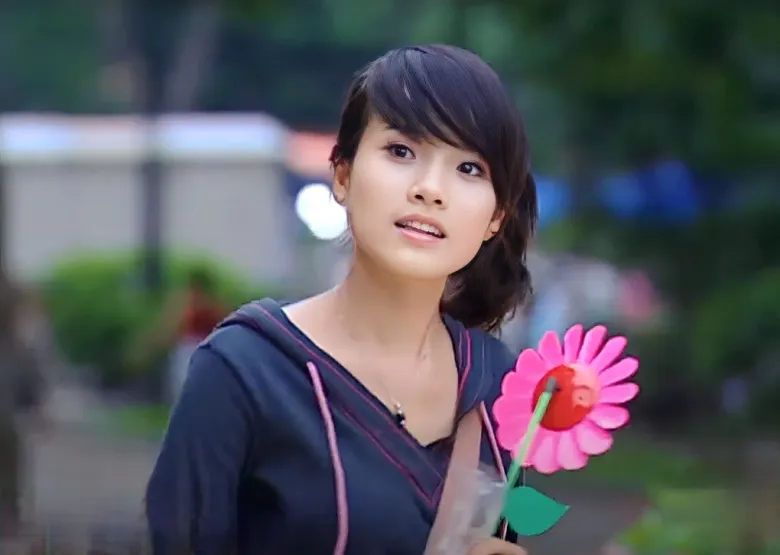 Chi Hoa đóng vai Linh Cute - nữ chính của Bước Nhảy Xì Tin.