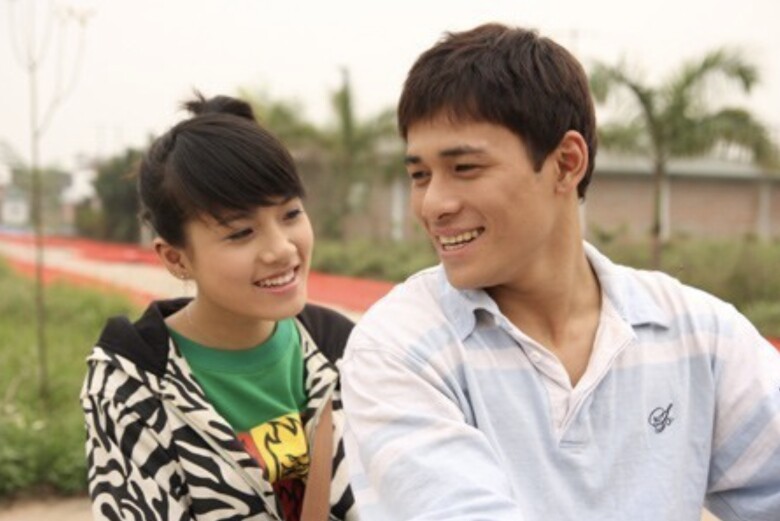 Tùng Mint gây ấn tượng nhờ gương mặt điển trai, thư sinh.