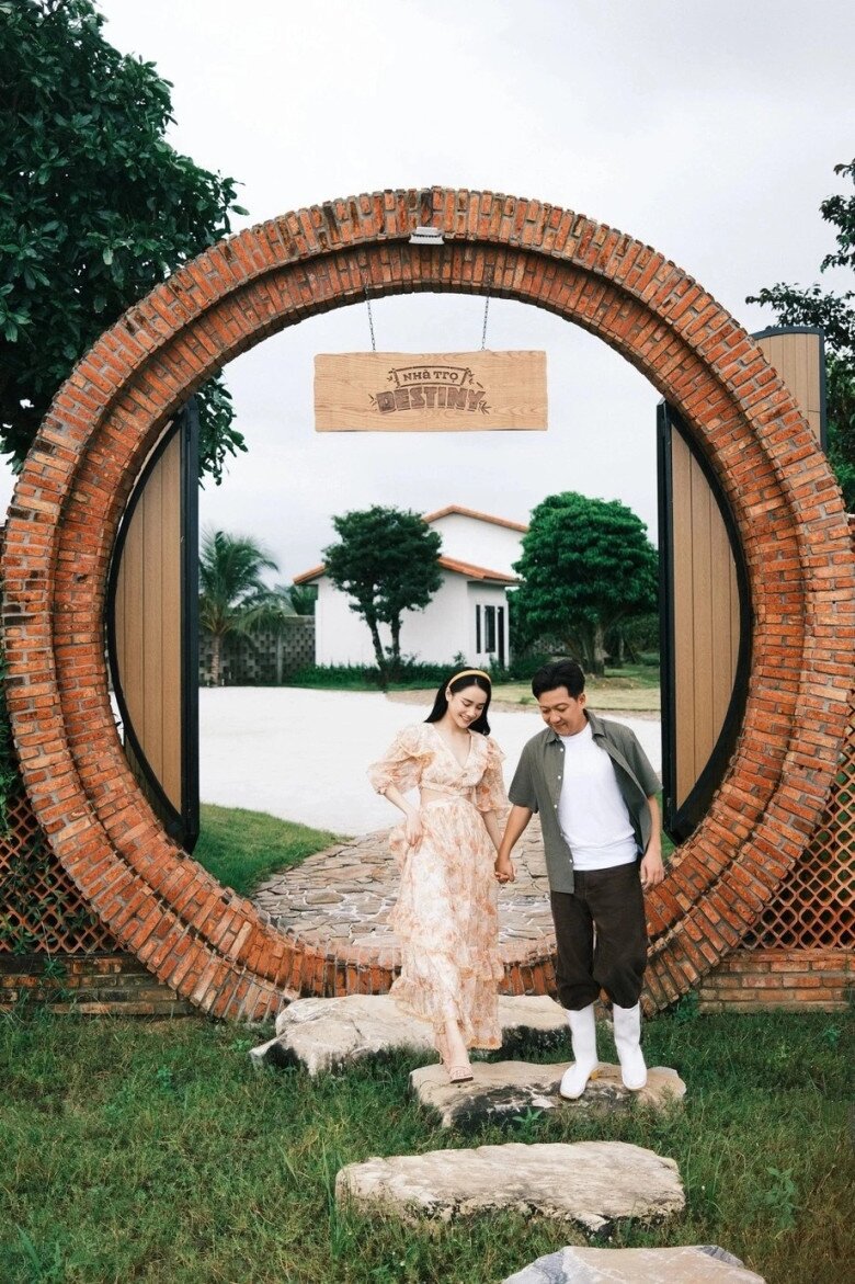 Đôi bạn thân nổi tiếng nóng bỏng xuống phố cùng nhau: Người sống sướng trong amp;#34;biệt phủamp;#34; 70 tỷ, người 40 tuổi chưa chồng - 8